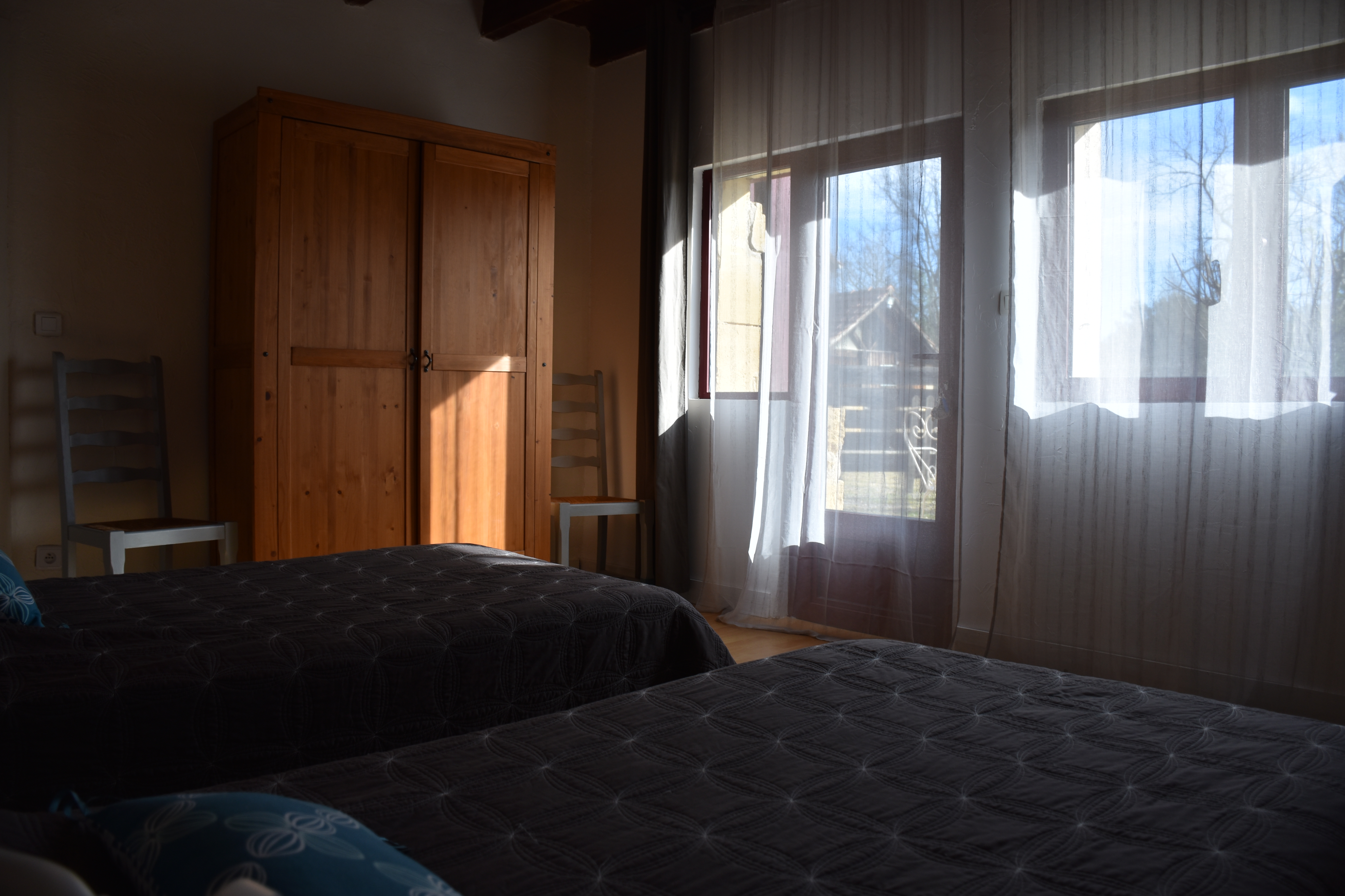 Chambre avec 2 lits simple - location de vacances Les Crèches 4 personnes - Bergerac - Périgord