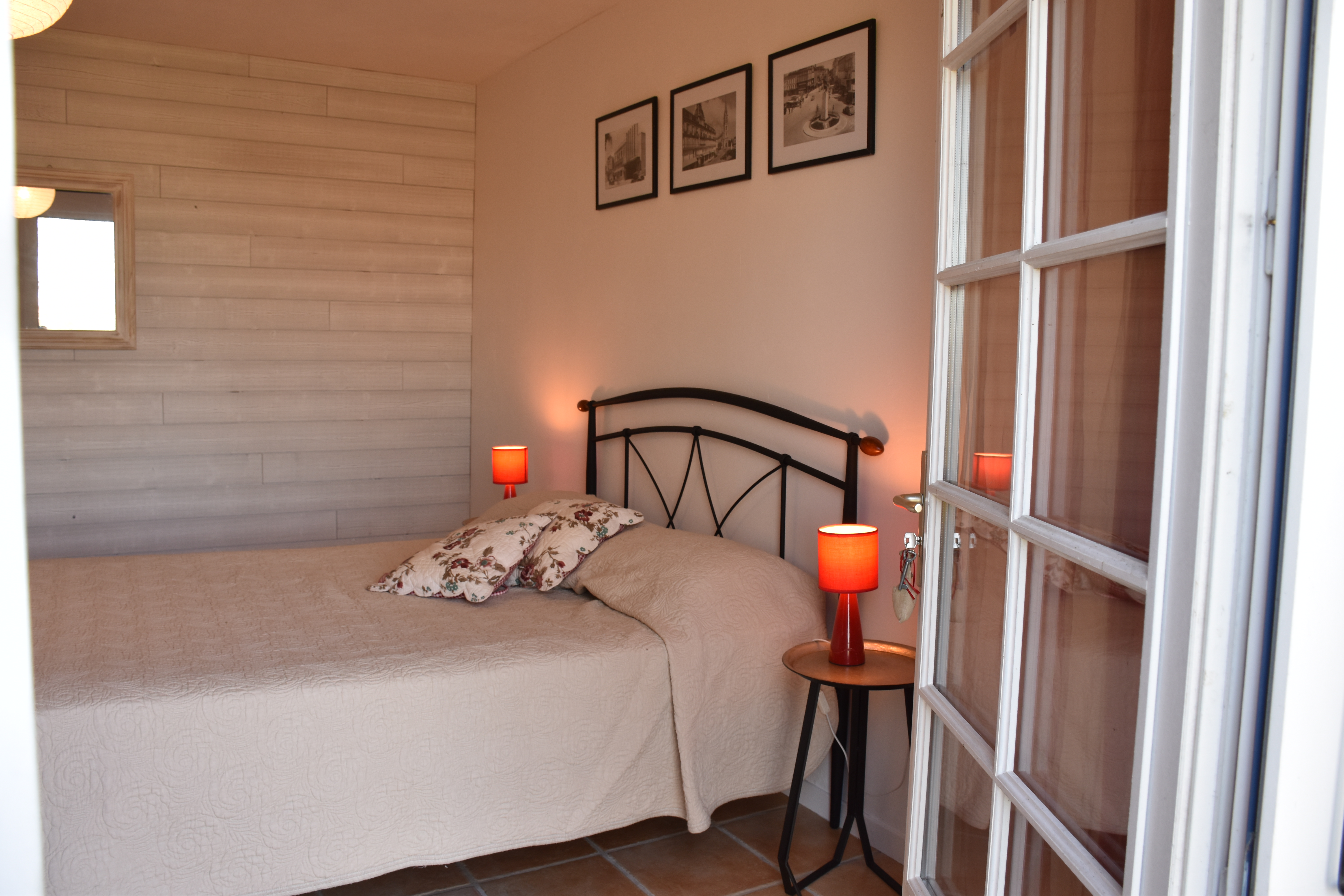 Chambre double avec lit 140 du gite Les Iris pour 2 personnes près de Bergerac en Dordogne