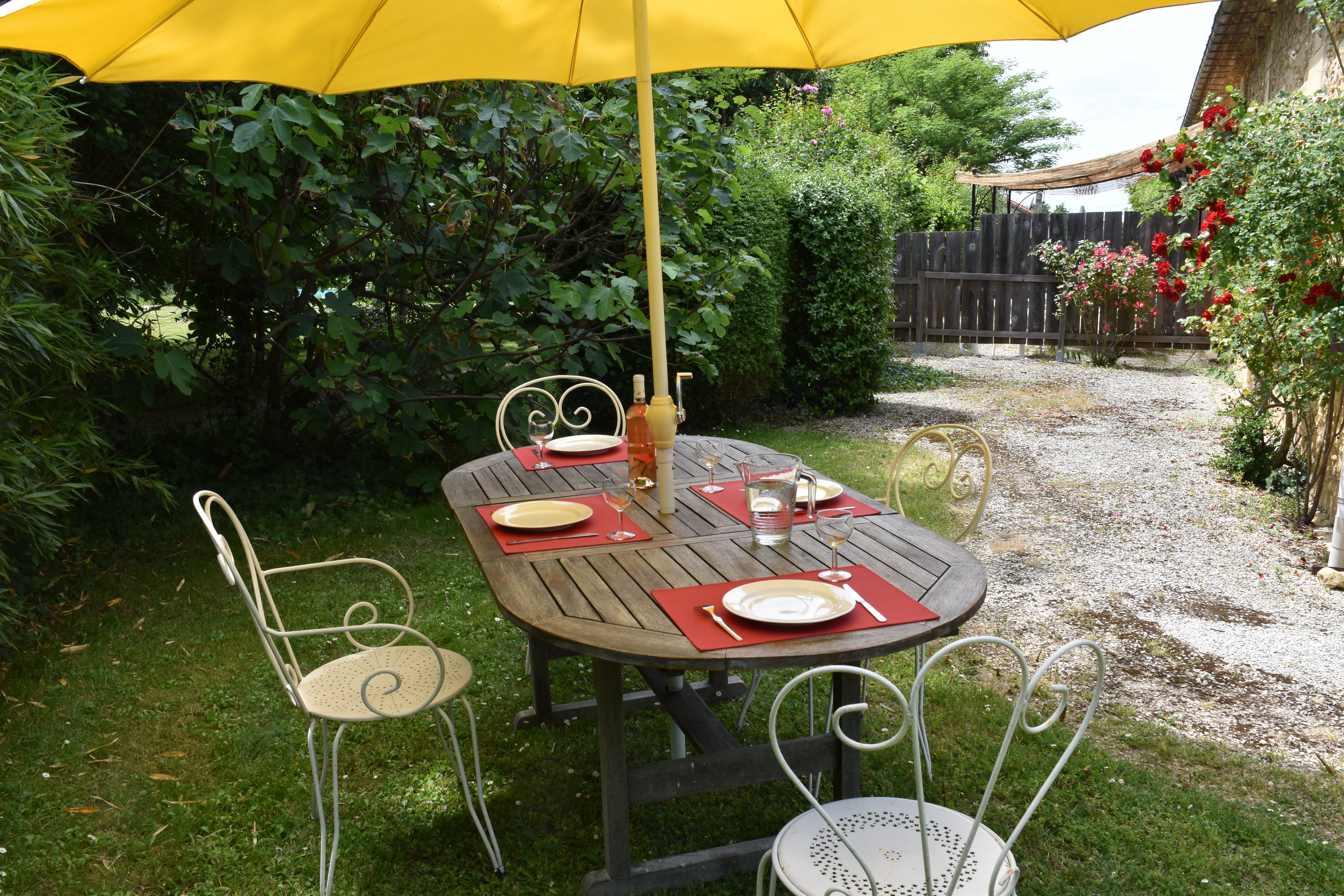 Terrasse avec salon de jardin pour 4 personnes - gite Les Crèches - Bergerac - Dordogne