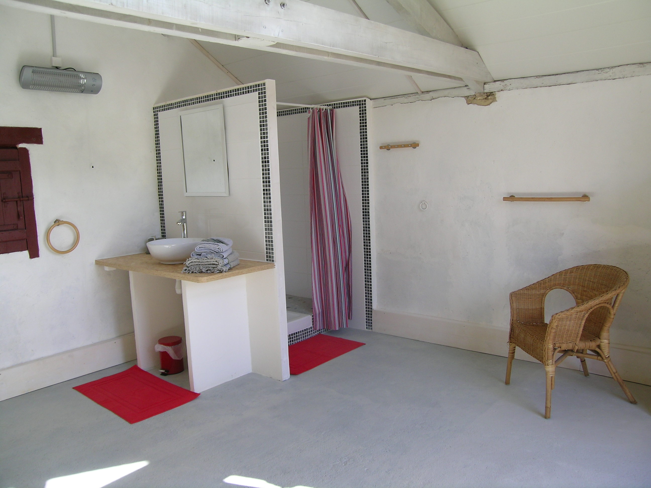 Salle d'eau privative avec douche et plan vasque de la cabane perchée - Bergerac - Dordogne