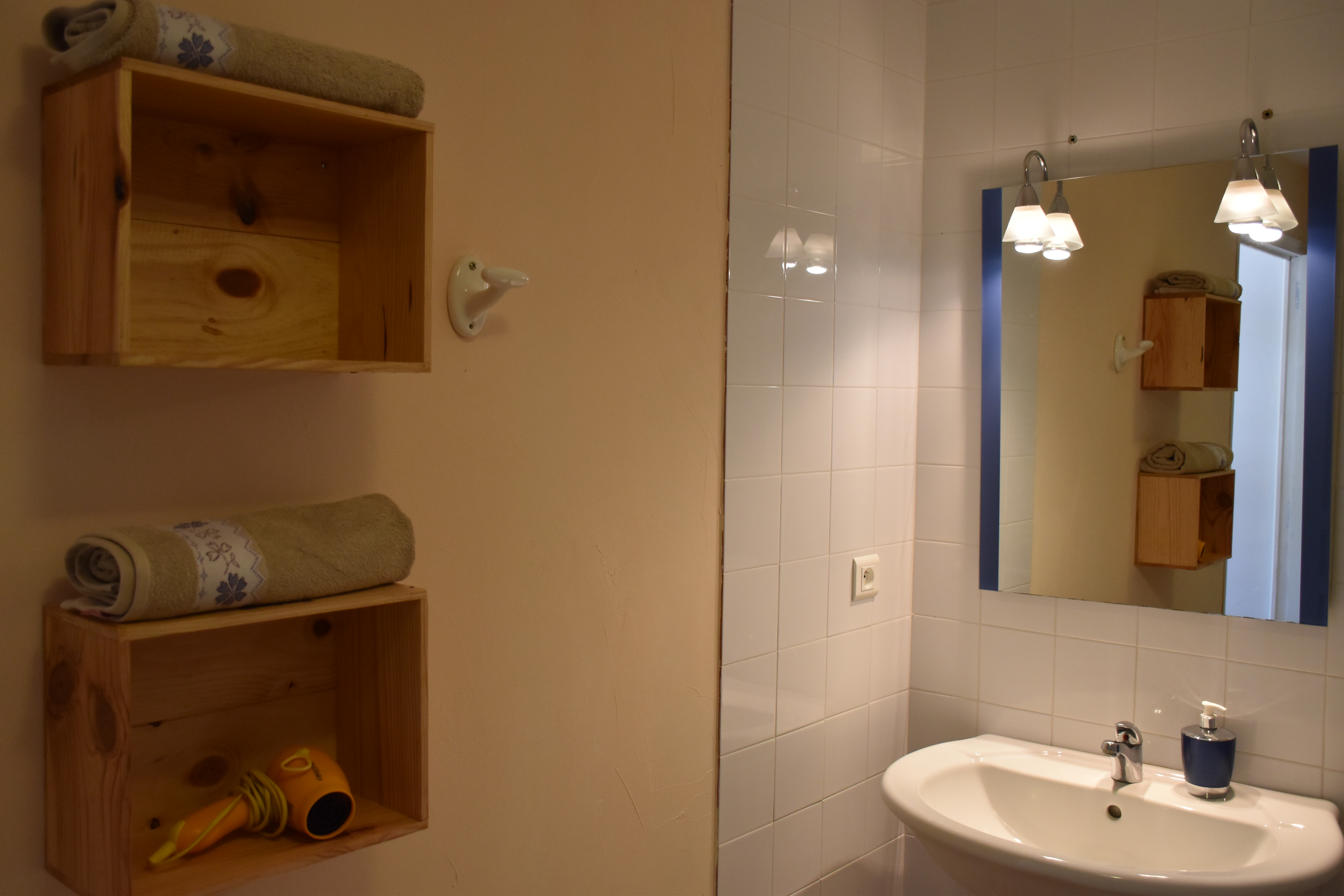 Salle d'eau avec vasque et douche - Les Iris gite 2 personnes - Bergerac - Dordogne