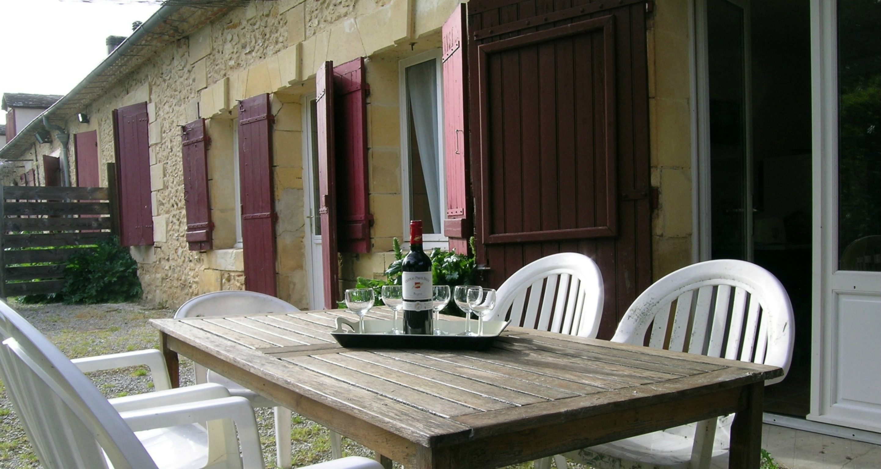 Dégustation de vin sur la terrasse du gite Le Cantou pour 5 personnes prrès de Bergerac dans le Périgord Pourpre