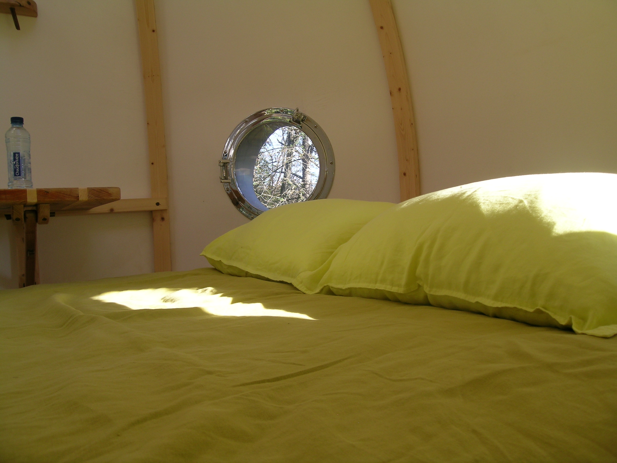 Détails du lit et de l'intérieur de la cabane perchée, Bergerac, Dordogne