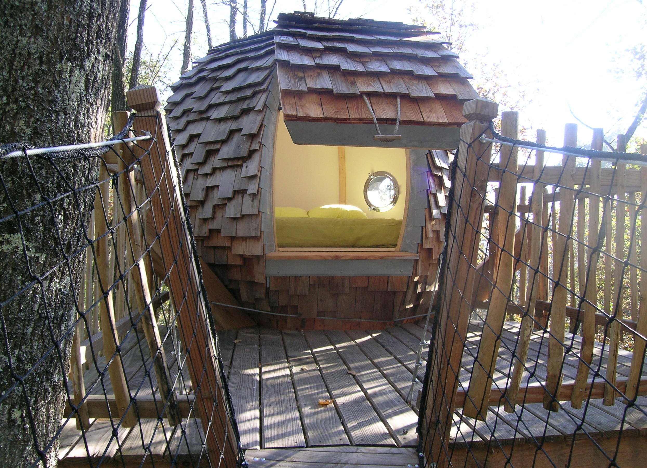 La terrasse et l'entrée de la cabane perchée à Bergerac en Dordogne