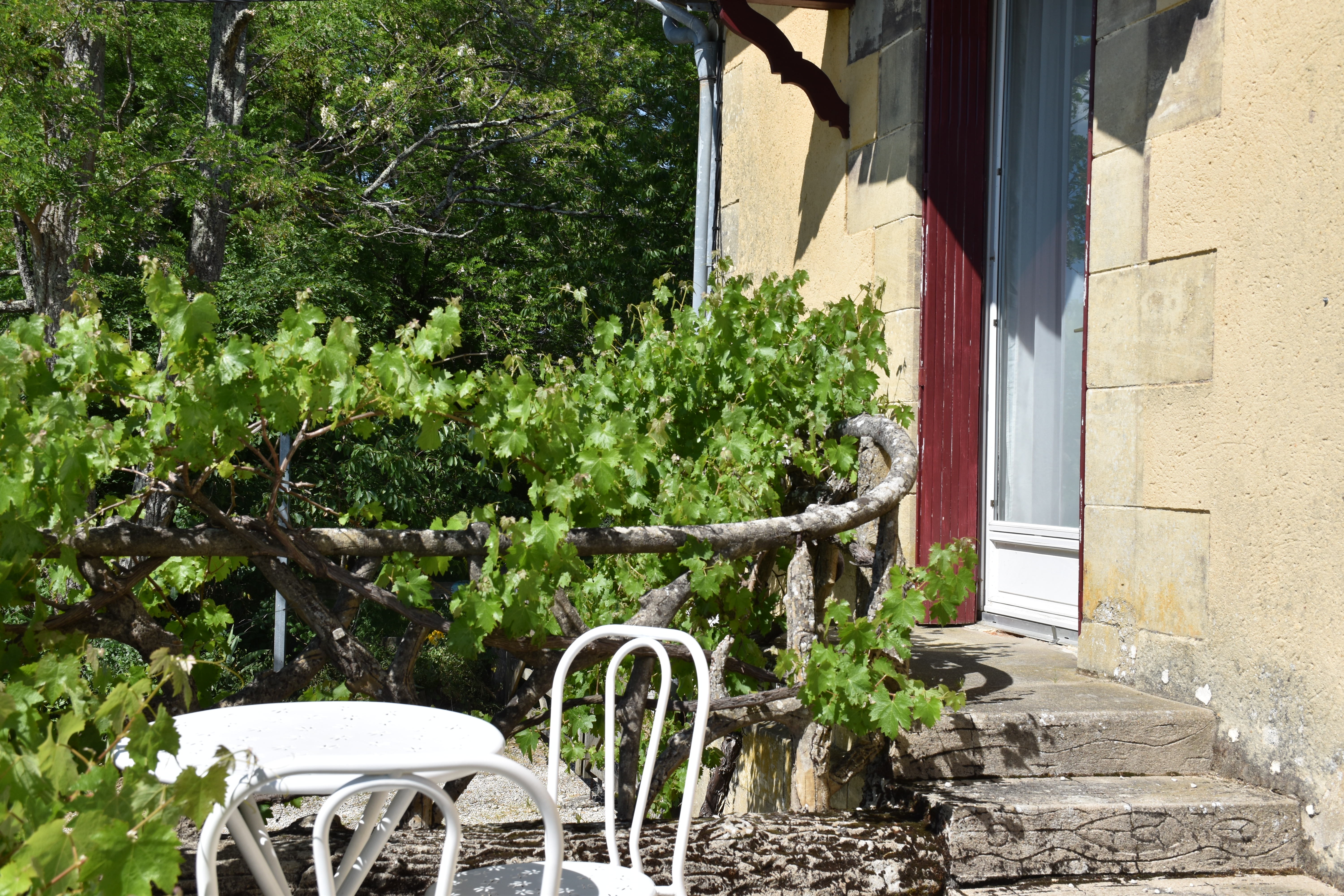 La terrasse et son salon de jardin de la chambre d'hôtes les Vignes - Bergerac - Dordogne