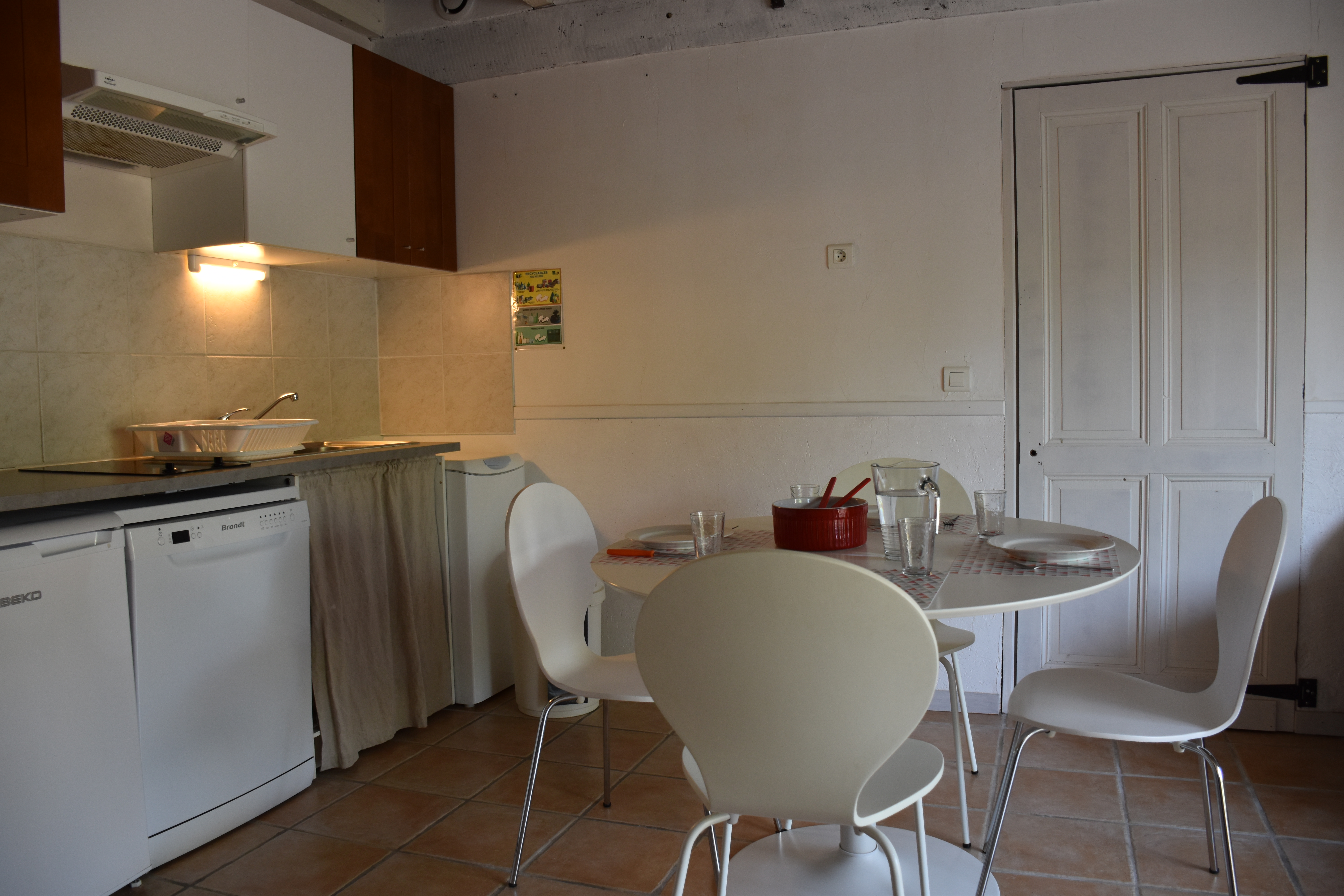 Espace repas pour 4 personnes et cuisine ouverte - gite Les Crèches, Bergerac, Dordogne