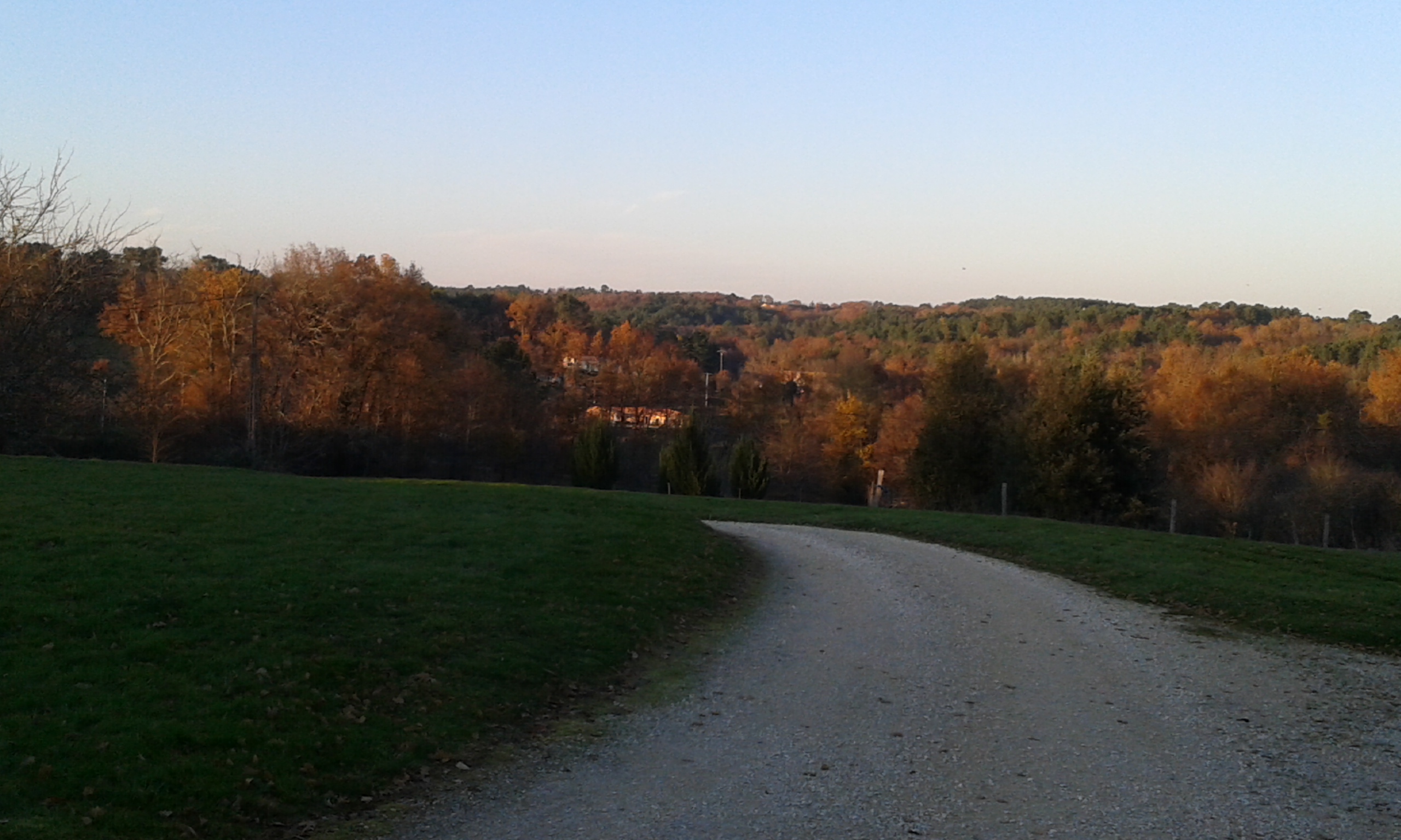 Vue du parc en automne de la maison d'hôtes près de Bergerac en Dordogne