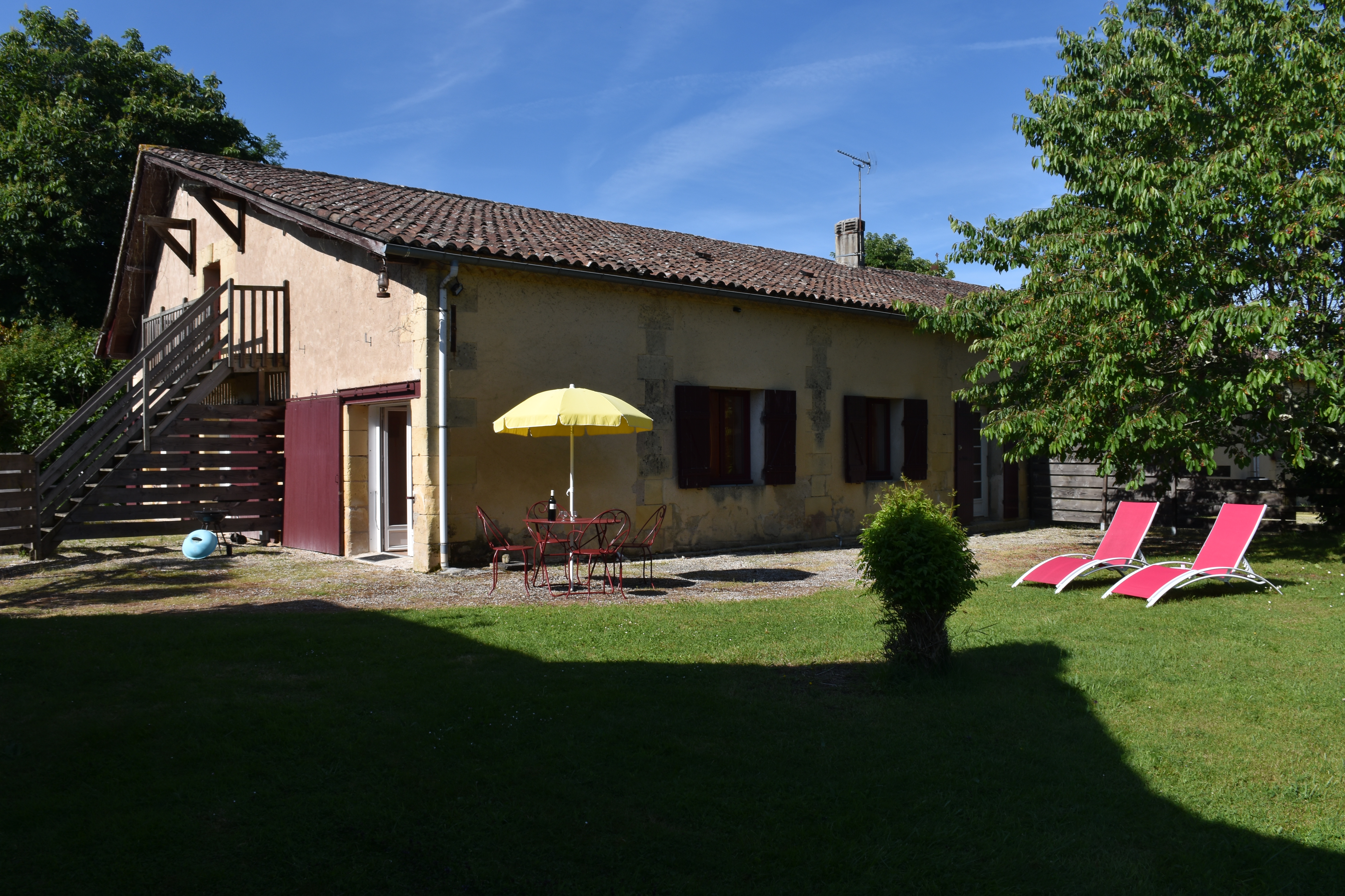 Vue d'ensemble du jardinet avec transats, salon de jardin, barbecue - ite Les Iris 2 personnes - Bergerac - Dordogne