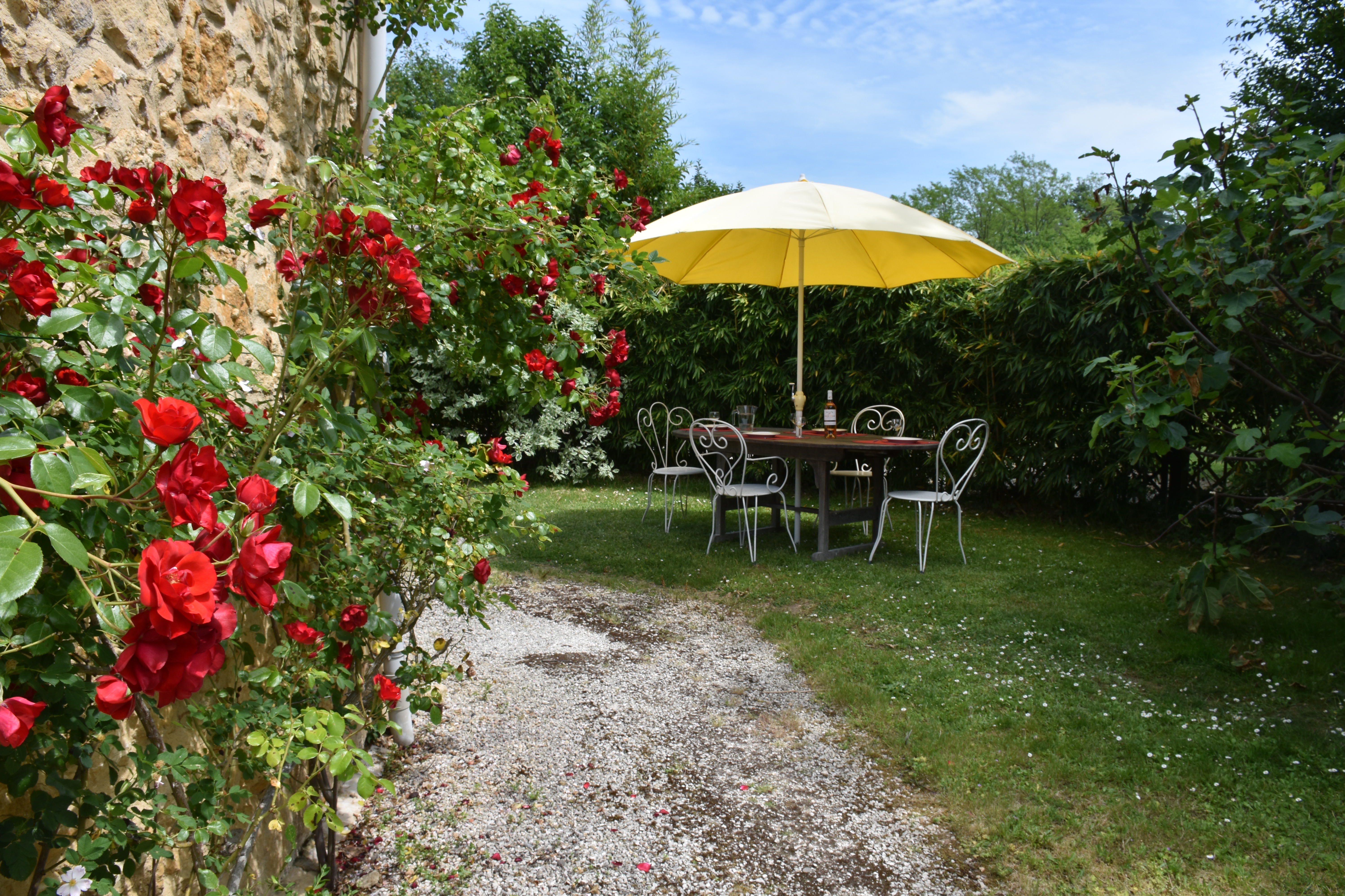 Jardinet et salon de jardin du gite 4 personnes Les Crèches, Bergerac, Dordogne