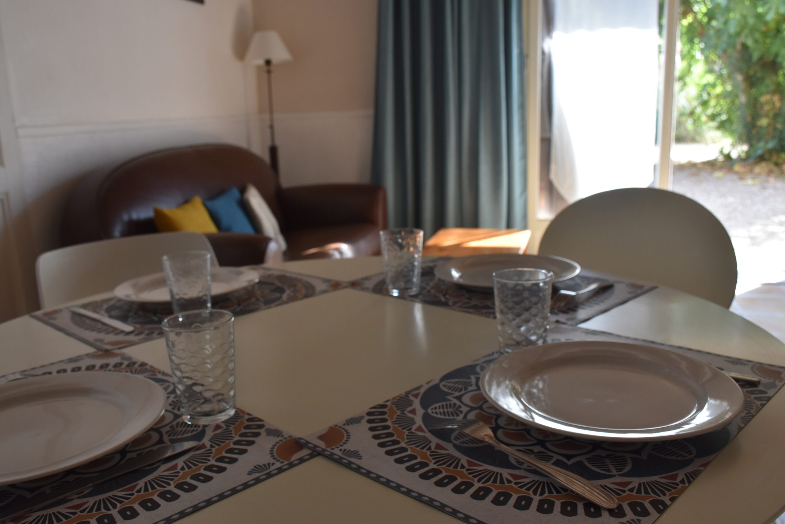 vue sur la terrasse depuis le séjour, gite 4 personnes, bergerac